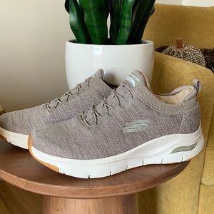 New Skechers Arch Fit Shoes